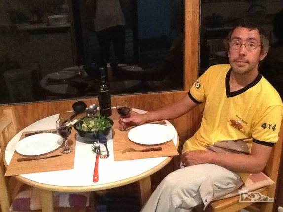 Jantando em nosso chalé em Coyhaique, a maior cidade ao longo da Carretera Austral, no sul do Chile